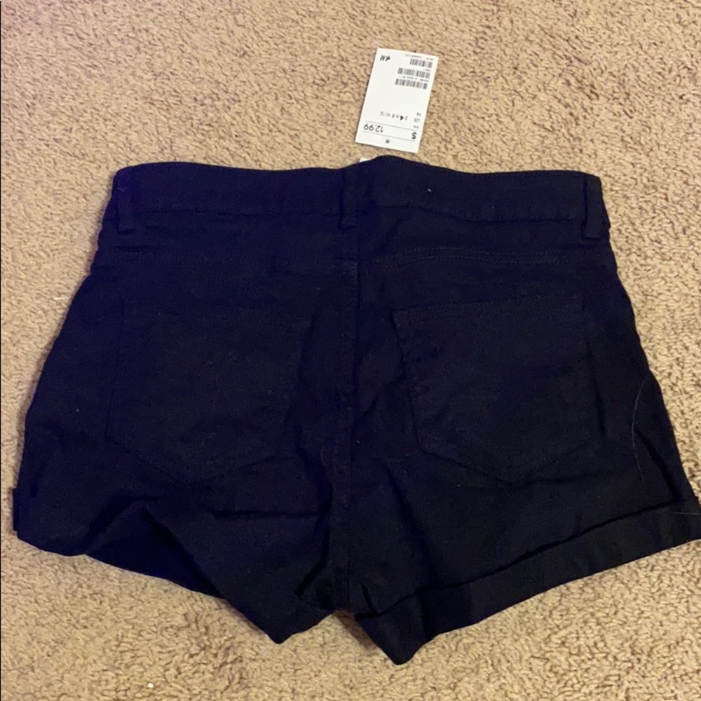 H&M Shorts - Picture 2 of 2